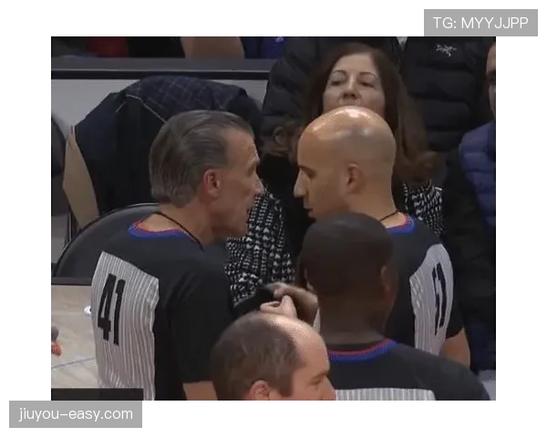 揭秘NBA与FIBA中对阻挡犯规判定的核心区别详解 揭秘NBA与FIBA中对阻挡犯规判定的核心区别详解